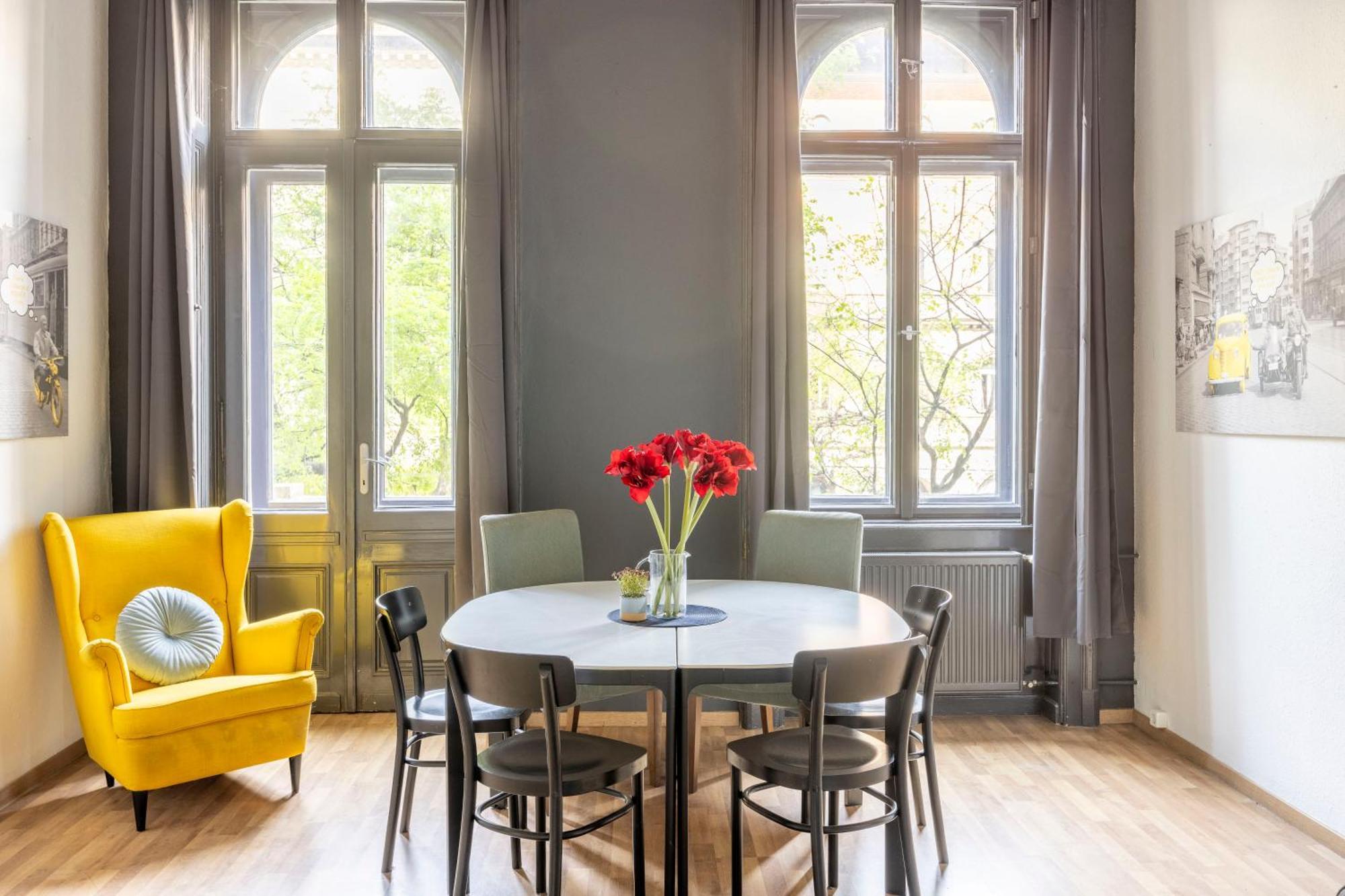 Cozy & Nostalgic Style In The Center Apartament